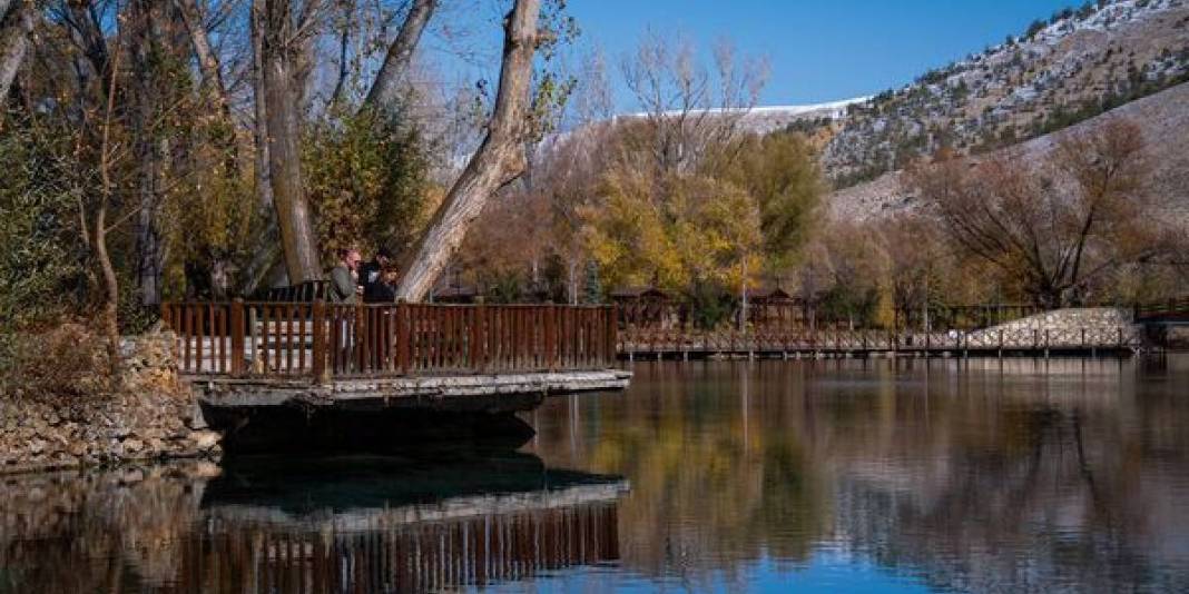Yükseklerde kar alçakta sonbahar! İki mevsimi bir arada yaşatıyor: Fotoğraflarına bakmak bile ziyaretçi çekmeye yetiyor 2